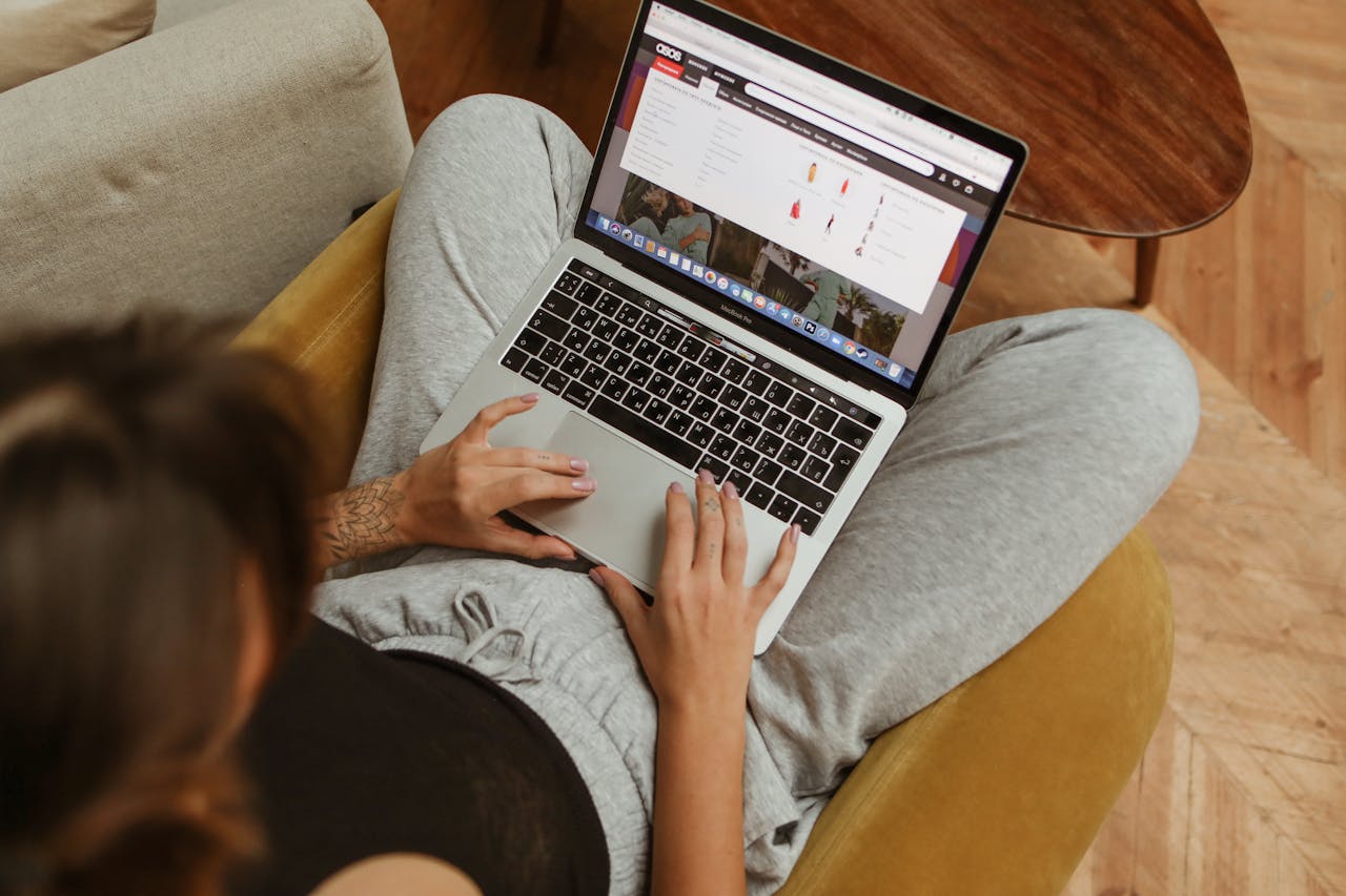 Acheter sa robe de cocktail en ligne : avantages, conseils et pièges à éviter