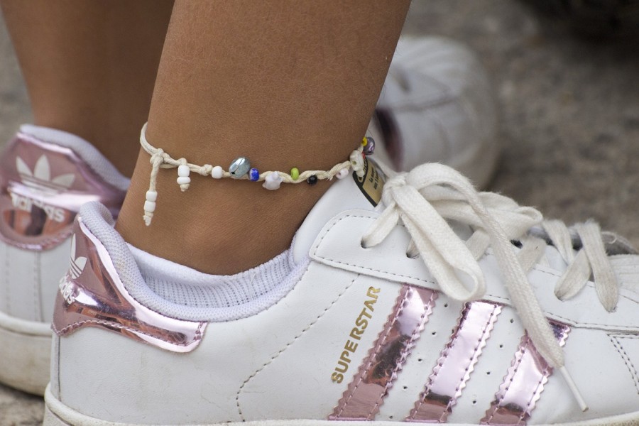 Quelle est la signification du bracelet de cheville en coquillage ?